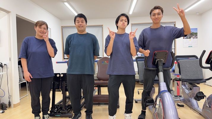 スタッフが並ぶ訓練室