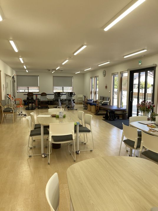 自然光が入る明るい部屋