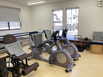 機能訓練機器が並ぶ室内