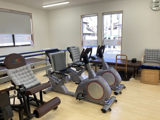 機能訓練機器が並ぶ室内