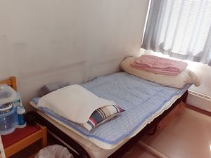 窓辺のシングルベッドのある居室