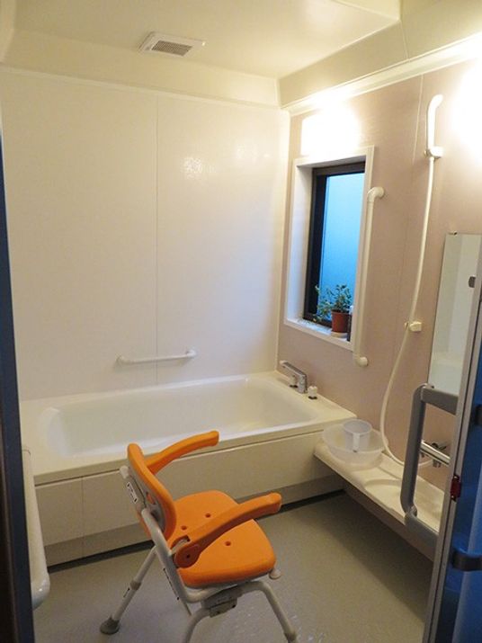 明るい個別浴室