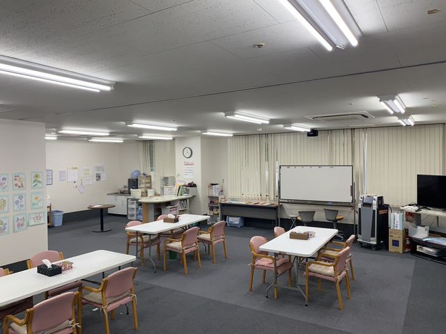 広々としたダイニングルーム ダイニングルーム 落ち着いた椅子とテーブルが並び、多くの人が集える開放的な空間です。多様な活動に適しています。