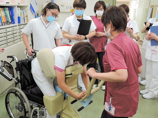 移乗介助の訓練をする職員  