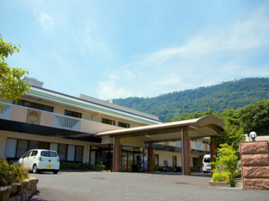 自然に囲まれた施設外観  