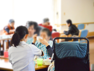 交流する人々のダイニングルーム