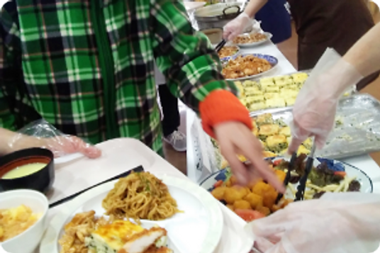 手作り料理を楽しむ食堂