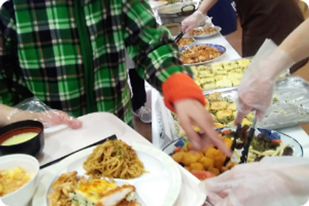 手作り料理を楽しむ食堂