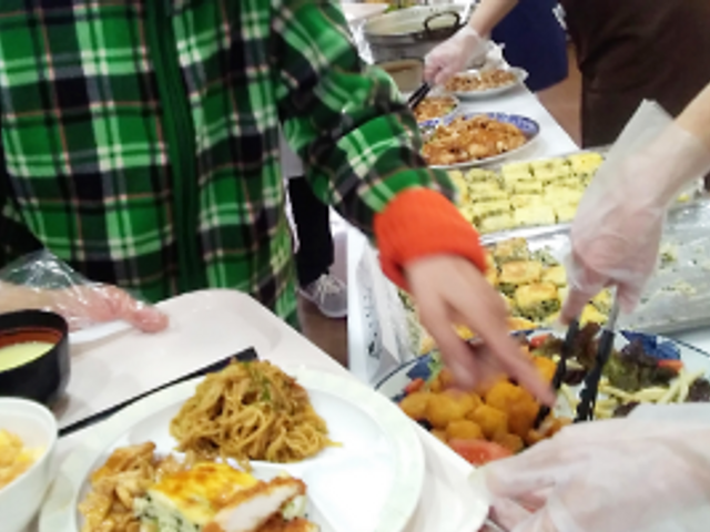 手作り料理を楽しむ食堂 食堂 彩り豊かな料理が並ぶ食事の場です。スタッフと共に和やかに食事を楽しめます。