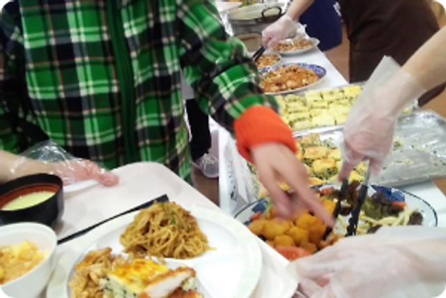 手作り料理を楽しむ食堂