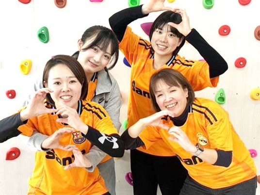 スタッフ4人の集合ポーズ  