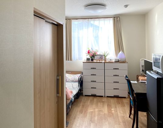 明るい自然光が入る居室