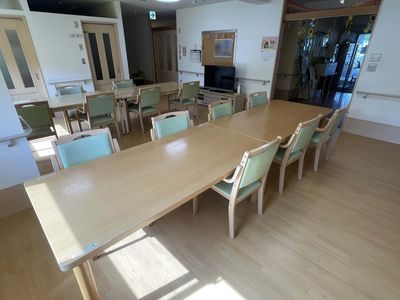 自然光が差し込む食堂