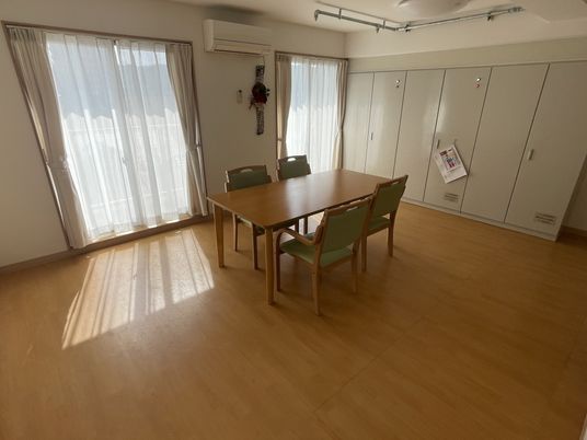 木製テーブルの部屋