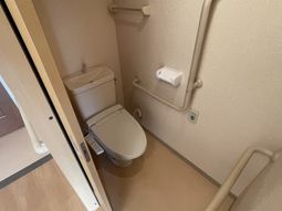 手すり付きのトイレ