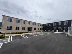 広々とした建物外観