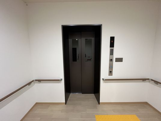 手すり付きエレベーター前