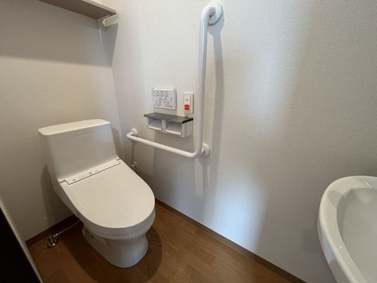 手すり付きのトイレ