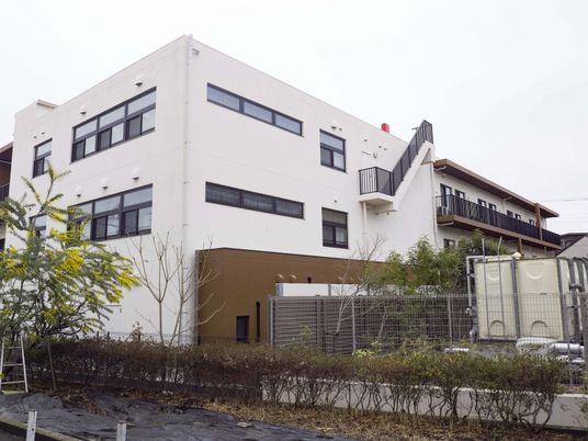 外観の二階建て建物
