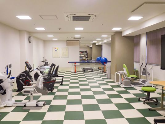 運動機器が揃った機能訓練室