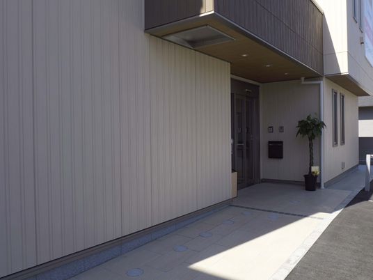 静かな入口の施設