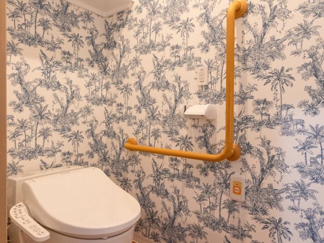 手すり付きのトイレ トイレ 清潔で手すりが備え付けられたトイレです。安心してご利用いただけます。