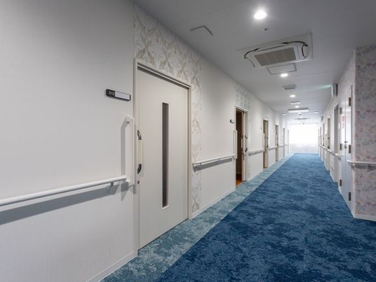 明るい通路の廊下