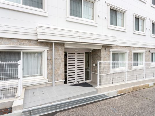 白い建物の入り口