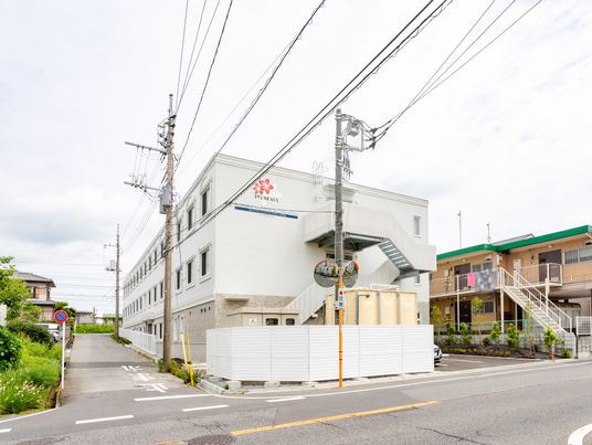 白い壁の建物