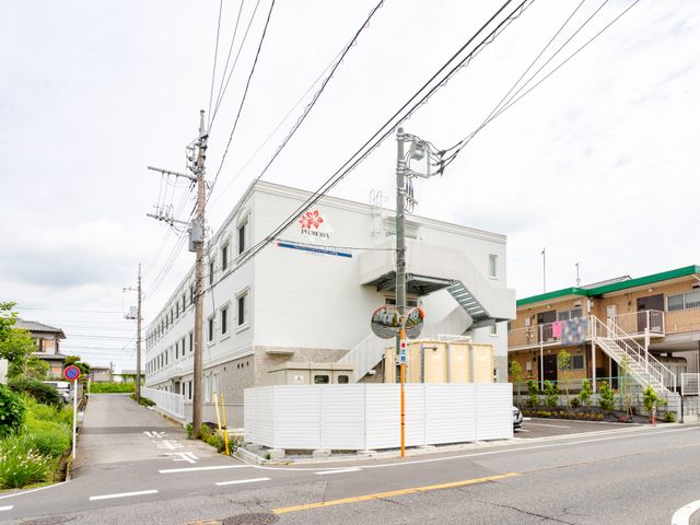 白い壁の建物 外観 白い外壁が特徴的な建物です。手入れの行き届いた周囲の環境も魅力的です。