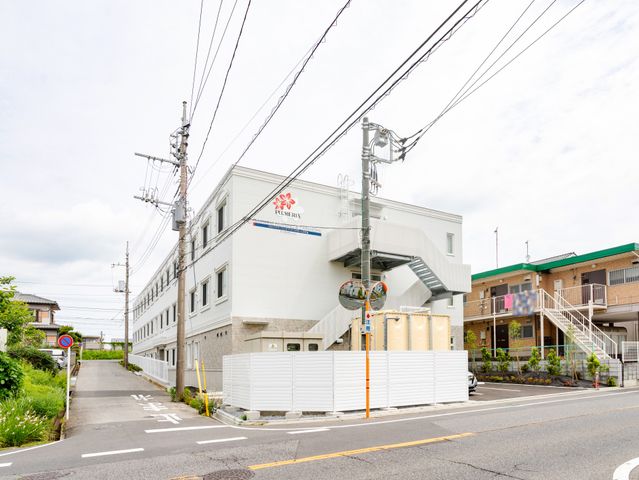 白い壁の建物