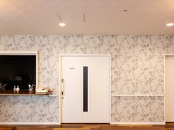 壁紙が印象的な廊下