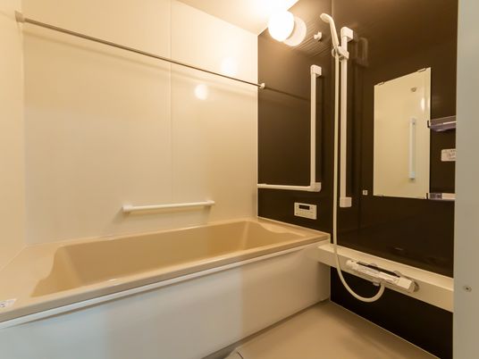 落ち着いた雰囲気の浴室