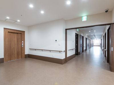 長い廊下とエレベーター