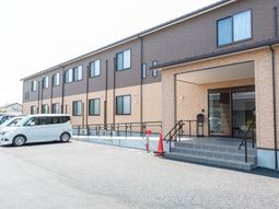 広く明るい建物の外観