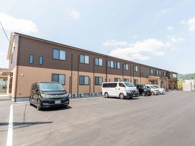 駐車場のある外観