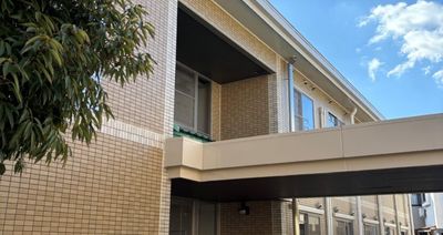 青空の下の建物外観