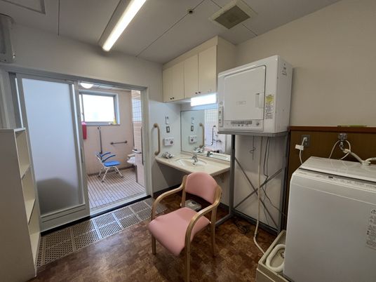 洗面台と洗濯機がある部屋