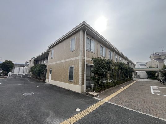 日差しのある施設外観