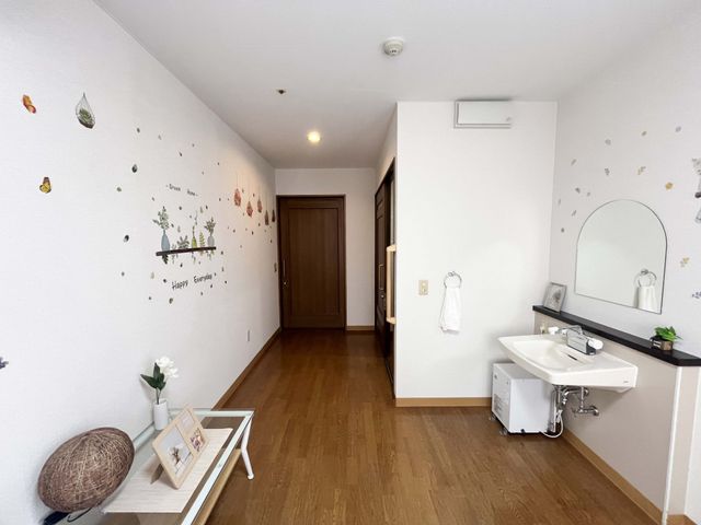 自然光が入る居室 居室 暖かい自然光が差し込む居室です。シンプルで落ち着いたインテリアで心地よく過ごせます。