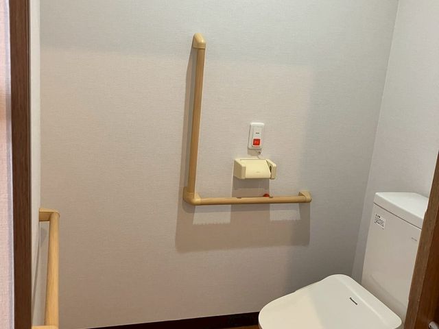 使いやすいトイレ トイレ 手すりが設置された安心のトイレです。快適さと安全性に配慮されています。