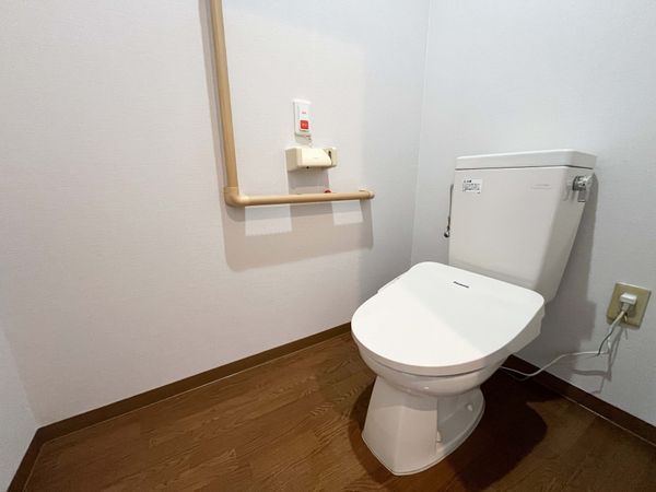 手すり付きのトイレ