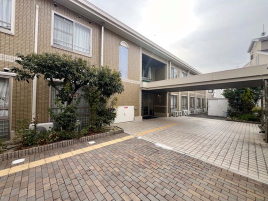 静かな佇まいの建物外観