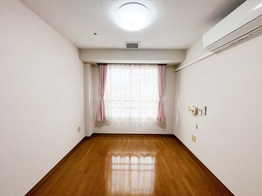 窓際の明るい居室