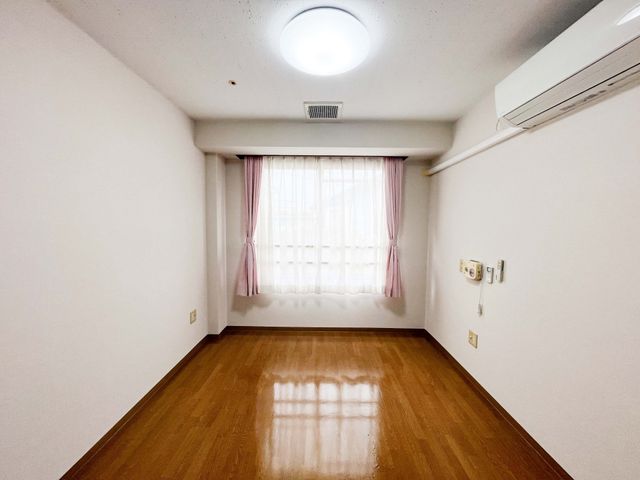 窓際の明るい居室 居室 自然光が差し込む明るい空間です。清潔感のある広さで、快適に過ごせそうです。