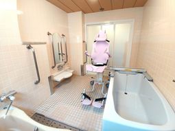 設備の整った浴室