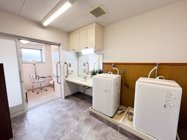 洗濯機と洗面台のある場所 洗面台 広々とした洗濯スペースと使いやすい洗面台が備わっており、清潔で快適に利用できます。