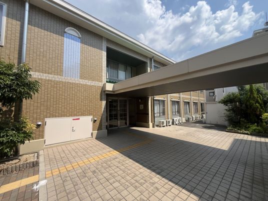 建物正面の出入口  