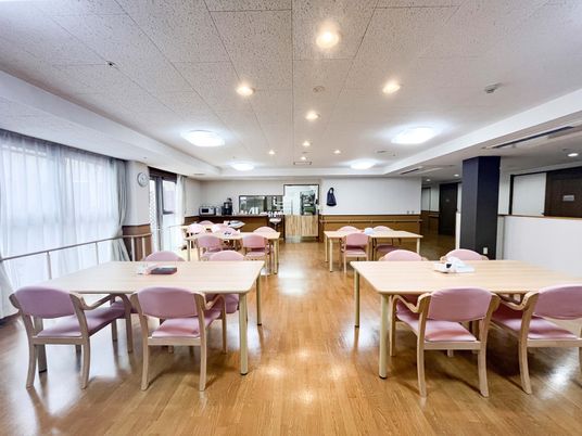 明るい食堂空間