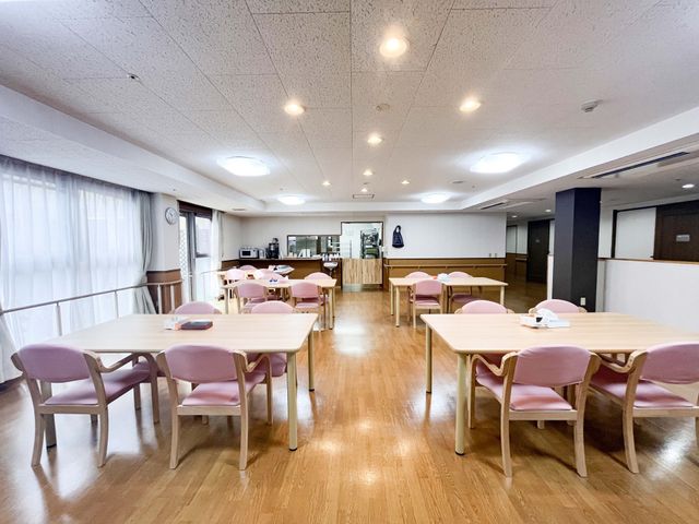 明るい食堂空間 食堂 自然光が差し込む明るい食堂です。広々としたスペースで、リラックスしながら食事を楽しめます。